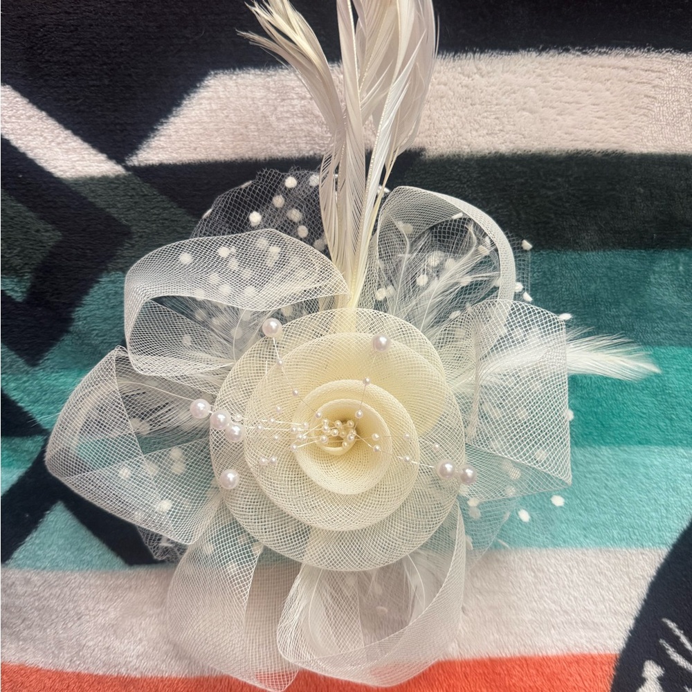 Elegant Cream Fascinator with Feathers
